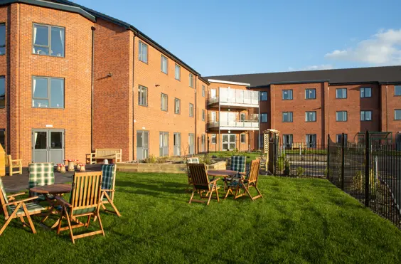 Tanglewood Cloverleaf - outside view of care home