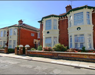 Alton Manor Care Home - Portsmouth - outside view of care home